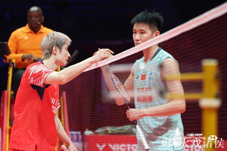 羽联总决赛：石宇奇直落两局击败李诗沣，小组赛首战告捷